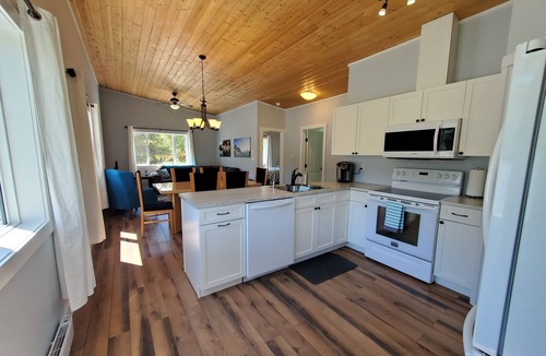 East Kootenay House | Meadow View Guest House, covered parking and only 10 minutes from ski hill