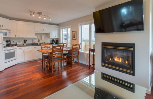 James Bay Apartment | Menzies Manor #2 Deluxe Suite-Historic, Charming James Bay, Steps to the Ocean,