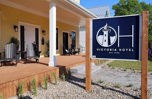 Victoria Apartment | Mermaid Cove | Cozy Room with Ensuite | Sunset Views of Main St. | Sleeps 2