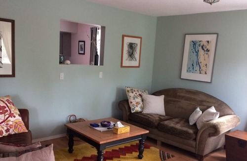 Powell River House | Merry Berry Hideaway, central and private.