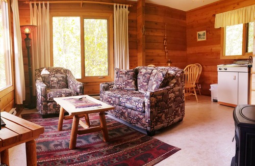 Tete Jaune Cache Hotel | Mica Mountain Lodge & Pine cabin at Mt Robson Park near Jasper National Park
