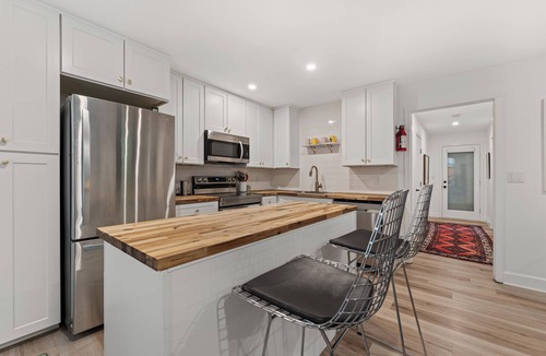 West Kelowna Estates Apartment | Mid-Century Modern Dream Retreat