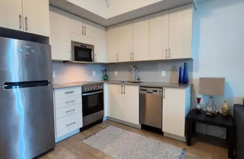Bayview Village Condo | Mid-Term Stay Fully Furnished Condo w/Free Parking & Gym