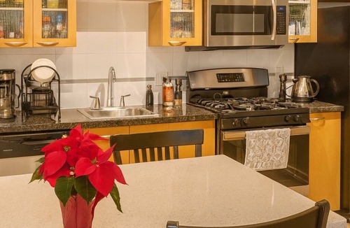 Yaletown Apartment | Middle of DOWNTOWN VANCOUVER INDEPENDENT APARTMENT SLEEPS 4