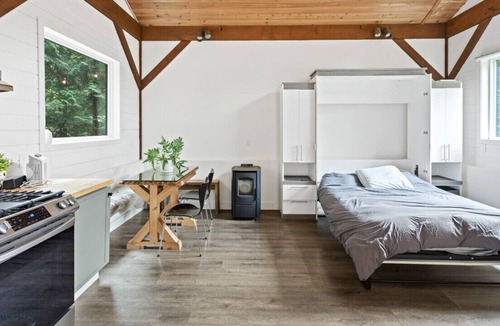 Woodfibre Cabin | Midnight Hideaway: Unique Studio Cabin
