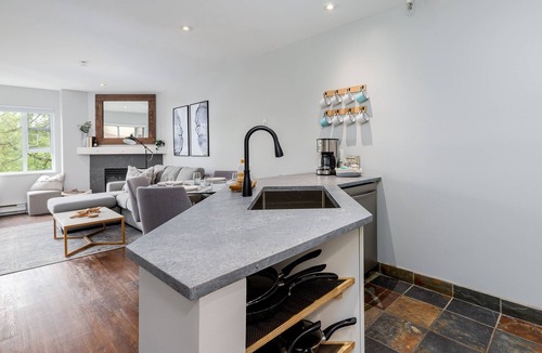 Village North Condo | ❄︎Misty Mountain❄︎ | 1 BR 10 Min Walk to Gondola | Hot Tub & Views