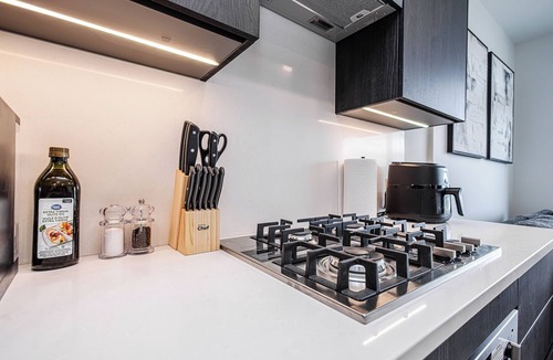 Downtown Kelowna Condo | Modern 1-bedroom condo, Lakeview, sleeps 4, pool, gym, amazing amenities.