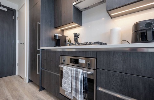 Downtown Kelowna Condo | Modern 1-bedroom condo, Lakeview, sleeps 4, pool, gym, amazing amenities.
