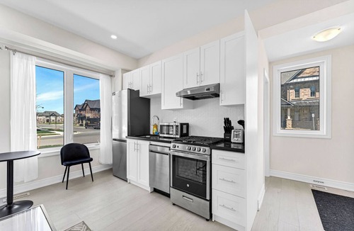 Oakville House | Modern 1 Bedroom Oakville Suite Parking Private Pets Allowed