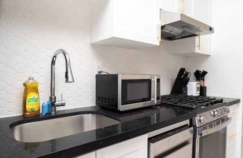 Oakville House | Modern 1 Bedroom Oakville Suite Parking Private Pets Allowed