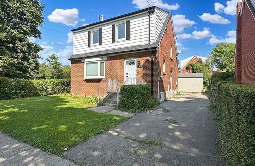 Clairlea House | Modern 1-bedroom, upgraded, close to amenities, TTC at doorstep, big backyard
