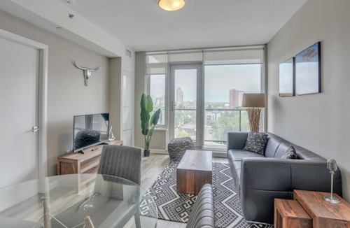 Ottawa Division Apartment | Modern 1BD+Den Suite w/Private Terrace, Gym & Parking | Near Civic Hospital
