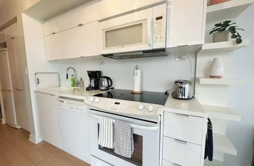Bathurst Quay Condo | Modern 1BR in Toronto's Heart | CN Tower, Convention Center, Rogers Centre