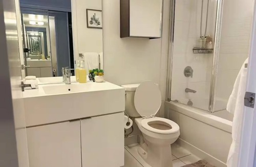 Bathurst Quay Condo | Modern 1BR in Toronto's Heart | CN Tower, Convention Center, Rogers Centre