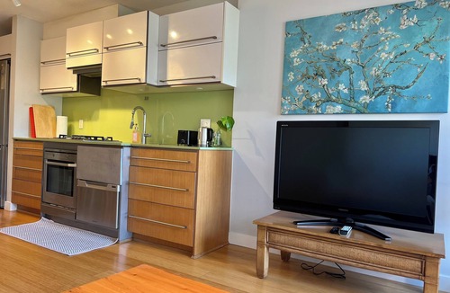 Strathcona Apartment | Modern 1BR w/Balcony | 10 Mins Walk to BC Place & Rogers Arena