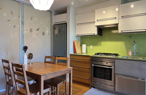 Strathcona Apartment | Modern 1BR w/Balcony | 10 Mins Walk to BC Place & Rogers Arena