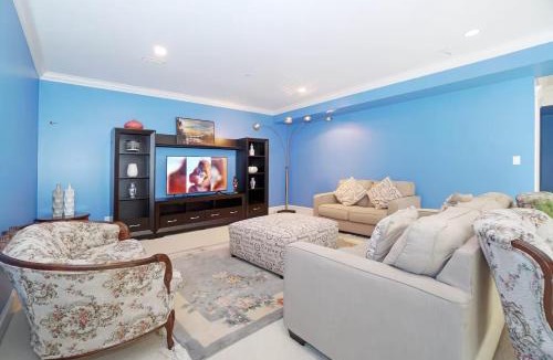 Hollyburn Apartment | Modern 2BR Home - Prime West Vancouver Location
