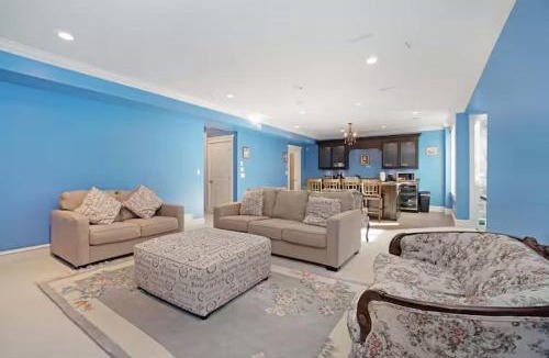 Hollyburn Apartment | Modern 2BR Home - Prime West Vancouver Location