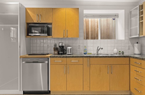 Dunbar House | Modern 2BR near UBC, 10 min to downtown, sleeps 6 with parking