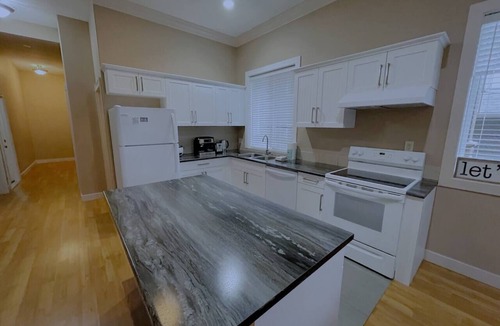 Southwest Mission House | Modern 2BR Walk-Out Suite | 2 Baths | UpperMission