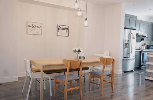 Yorkson House | Modern 3 bedroom duplex home in Langley/close to Hwy 1/one parking