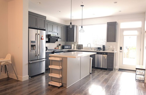 Yorkson House | Modern 3 bedroom duplex home in Langley/close to Hwy 1/one parking