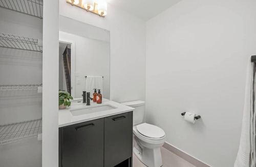 Harwood Hotel | Modern 3-Bedroom Duplex Suite Complimentary Parking