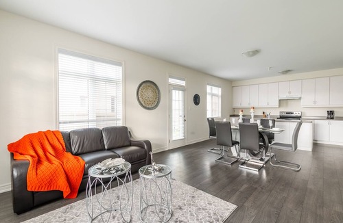 Oakville House | MODERN 3 BEDROOM HOUSE IN FAMILY FRIENDLY NEIGHBOURHOOD
