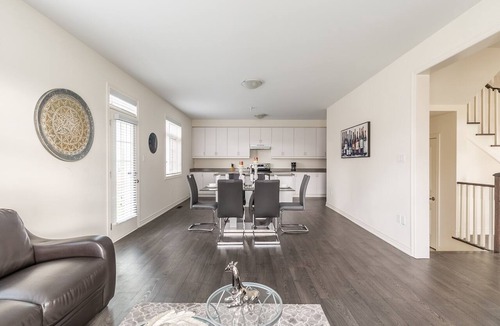 Oakville House | MODERN 3 BEDROOM HOUSE IN FAMILY FRIENDLY NEIGHBOURHOOD