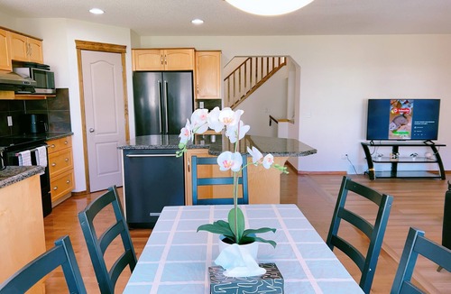 Panorama Hills House | Modern 3BR Panorama Home | Garage | Near YYC