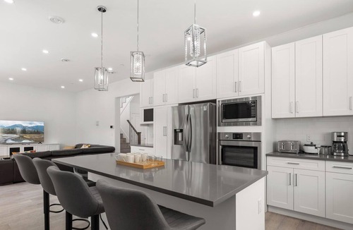 East Side House | Modern 6BR Home - Ideal for Quiet Family Holidays