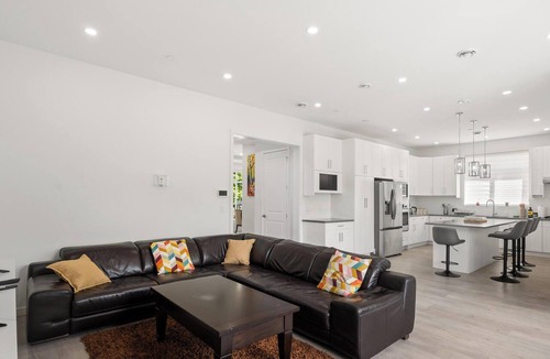 East Side House | Modern 6BR Home - Ideal for Quiet Family Holidays