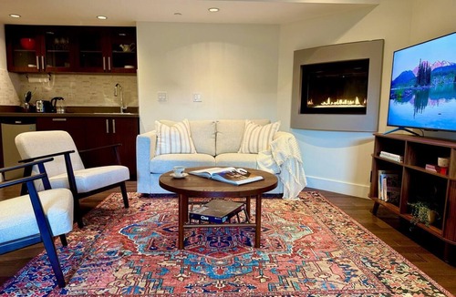 West Vancouver House | Modern and Tranquil Gem, Close to Downtown, Cruise Terminal, Beach and Ski Hills