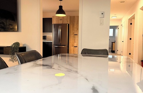 District Saint - Raymond - Vanier Apartment | Modern Apartment–10 mins from Ottawa DT