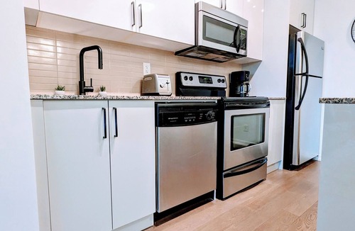 Central Waterfront Apartment | Modern Apartment in the heart of Downtown Toronto (1Bed+Office/1Bath)