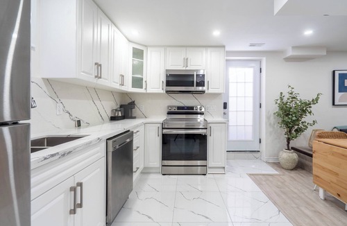 Milton Apartment | Modern Basement Apartment - Private entrance