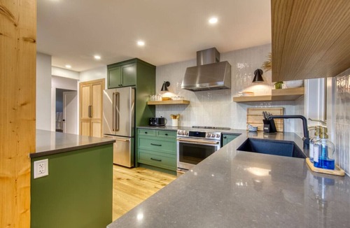 Windermere House | Modern Cabin Hot Tub 2 Kings 8 Beds