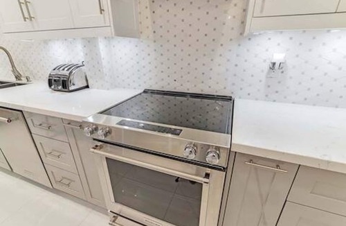Vaughan Apartment | Modern & Cozy 2 bedroom Retreat, steps to Park, near Hwy, Hospital & Wonderland.