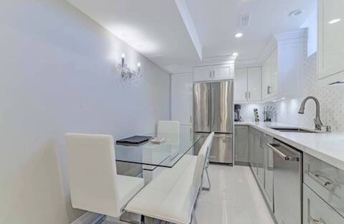 Vaughan Apartment | Modern & Cozy 2 bedroom Retreat, steps to Park, near Hwy, Hospital & Wonderland.