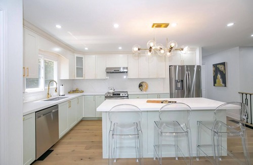 Mississauga House | Modern Cozy Newly Renovated Home fully equipped ideal for long stays