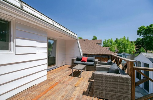 Mississauga House | Modern Cozy Newly Renovated Home fully equipped ideal for long stays