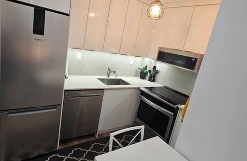 Woodbine Heights Apartment | Modern Cozy Retreat in Trendy Danforth East, 5 min ride from the ⛱️ Beaches