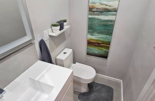 Woodbine Heights Apartment | Modern Cozy Retreat in Trendy Danforth East, 5 min ride from the ⛱️ Beaches
