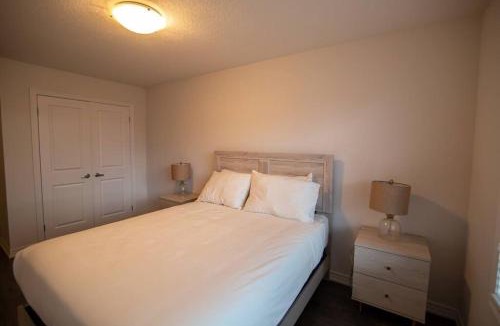 Grimsby Villa | Modern & Cozy Retreat Lake Ontario & Wine Country