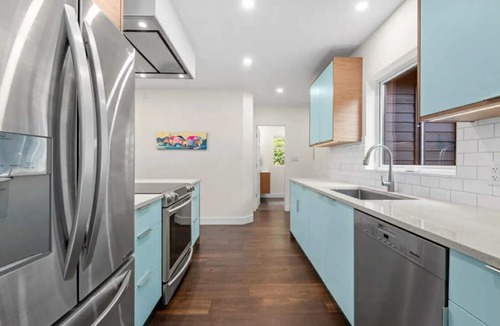 Deep Cove House | Modern Deep Cove - sleek design, peaceful vibes, in your own slice of paradise.