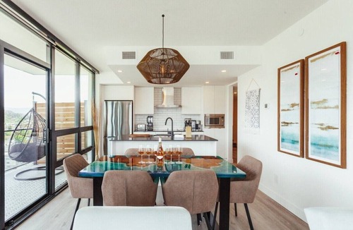 Downtown Kelowna Apartment | Modern Downtown Retreat with Lake Views