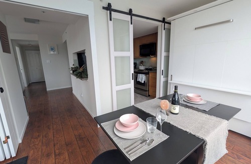 Crosstown Condo | Modern DT 2-Bed Condo, Large Balcony, Great View, Free Parking, A/C, EV charger