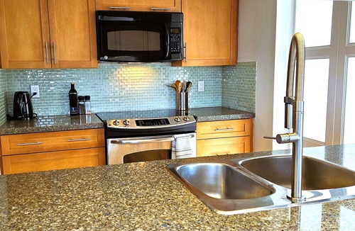 Crosstown Condo | Modern DT 2-Bed Condo, Large Balcony, Great View, Free Parking, A/C, EV charger