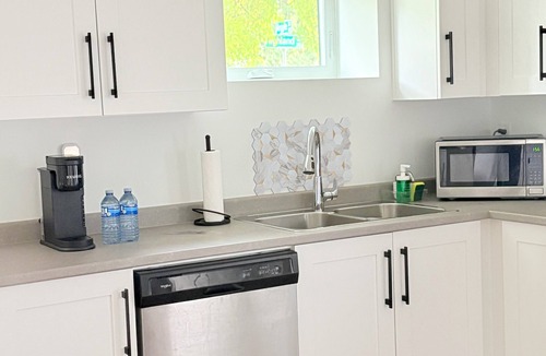 Burke Mountain House | Modern Executive Suite - King Bed, Private Entry, 1GB Fibre, Laundry, Parking