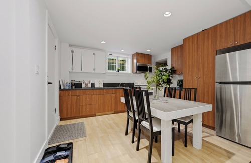 Kerrisdale House | Modern Family Stay 4BR Home in Vancouver